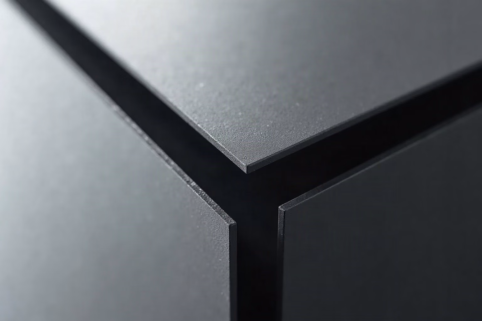 Détail macro d’une tôle d’acier thermolaqué anthracite à texture structurée
